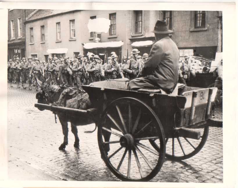 1942WWIIGIsIrishDonkeyCart.jpg